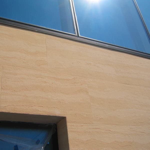 Fassadenverkleidung einer Industriehalle mit Fliesen der Sandsteintapete Königstein