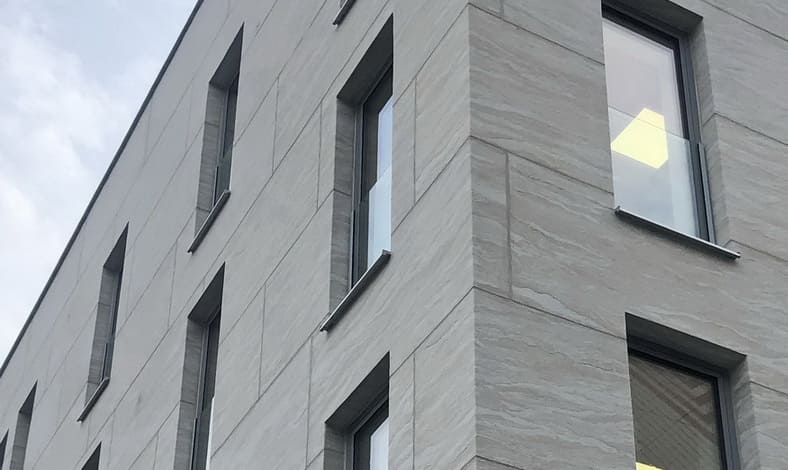 Sandsteintapete als Fassadenverkleidung in großformatigen XXL Fliesen